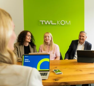 TWL-KOM Mitarbeitende im Meeting